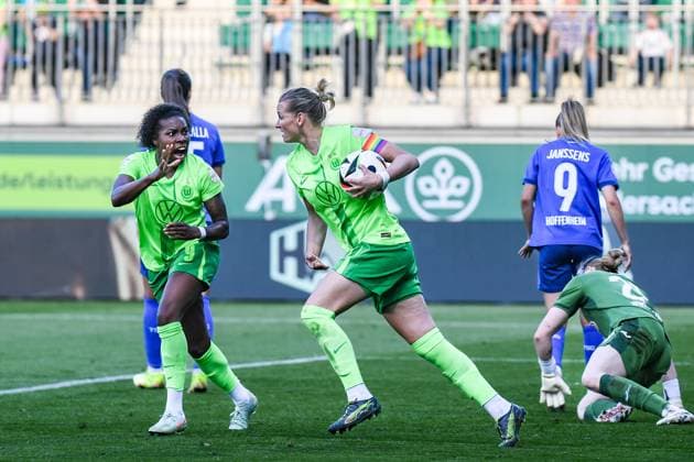 Soccer I Women I Season 2024 2025 I Bundesliga I Matchday 20 I VfL Wolfsburg TSG Hoffenheim I 28 04 2025 Goal celebration Lineth Beerensteyn 9, VfL Wolfsburg screams out her joy at Alexandra Popps equalizer 11, VfL Wolfsburg , who has the ball in her hand, Wolfsburg AOK Stadion Niedersachsen Germany Copyright: xLobeca InesxHähnelx