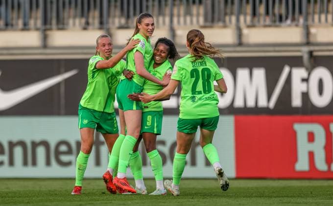 GER, Wolfsburg, Vfl Wolfsburg vs TSG Hoffenheim, Google Pixel Frauen Bundesliga, Soccer, DFB, Spielzeit 2024 2025, AOK Stadion, 20 Spieltag, im Bild Jule Brand Vfl Wolfsburg 29 erzielt das Tor zum 2 1 gegen Hoffenheim, Torjubel DFB DFL REGULATIONS PROHIBIT ANY USE OF PHOTOGRAPHS AS IMAGE SEQUENCES AND OR QUASI VIDEO, 28 04 2025, Copyright: HMBxMedia HendrikxHamelau