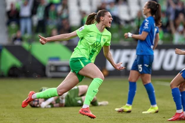 Goalscorer Jule Brand VfL Wolfsburg, 29 with goal celebration, jubilation, cheering, optimistic, game scene, highlight, joy about the goal to 2 1, THE DFB REGULATIONS PROHIBIT ANY USE OF PHOTOGRAPHS AS IMAGE SEQUENCES AND OR QUASI VIDEO , 28 04 2025, Wolfsburg Germany , Football, Google Pixel Womens Bundesliga, VfL Wolfsburg TSG 1899 Hoffenheim xobx