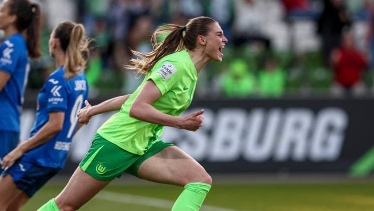 Goalscorer Jule Brand VfL Wolfsburg, 29 with goal celebration, jubilation, cheering, optimistic, game scene, highlight, joy about the goal to 2 1, THE DFB REGULATIONS PROHIBIT ANY USE OF PHOTOGRAPHS AS IMAGE SEQUENCES AND OR QUASI VIDEO , 28 04 2025, Wolfsburg Germany , Football, Google Pixel Womens Bundesliga, VfL Wolfsburg TSG 1899 Hoffenheim xobx