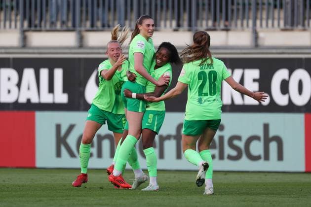 VfL vs Hoffenheim, BL Frauen Wolfsburg, 28 04 2025, FUßBALL VfL Wolfsburg vs TSG 1899 Hoffenheim, Google Pixel Frauen Bundesliga, Saison 2024 25 Jule Brand VfL Wolfsburg cheers with the team after her goal for 2 1 Wolfsburg