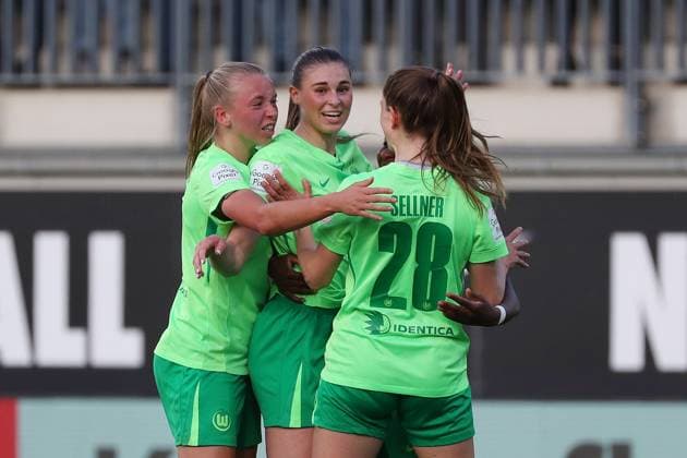 VfL vs Hoffenheim, BL Frauen Wolfsburg, 28 04 2025, FUßBALL VfL Wolfsburg vs TSG 1899 Hoffenheim, Google Pixel Frauen Bundesliga, Saison 2024 25 Jule Brand VfL Wolfsburg cheers with the team after her goal for 2 1 Wolfsburg