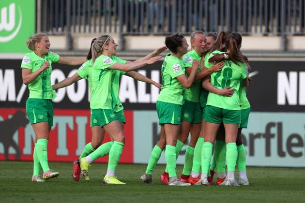 VfL vs Hoffenheim, BL Frauen Wolfsburg, 28 04 2025, FUßBALL VfL Wolfsburg vs TSG 1899 Hoffenheim, Google Pixel Frauen Bundesliga, Saison 2024 25 Jule Brand VfL Wolfsburg cheers with the team after her goal for 2 1 Wolfsburg