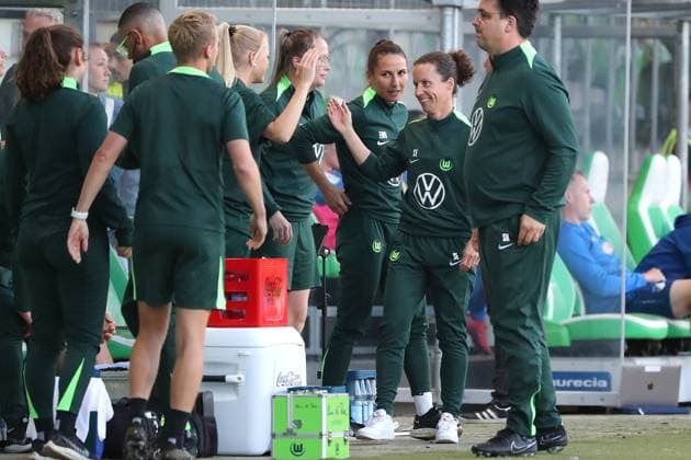 VfL vs Hoffenheim, BL Frauen Wolfsburg, 28 04 2025, FUßBALL VfL Wolfsburg vs TSG 1899 Hoffenheim, Google Pixel Frauen Bundesliga, Saison 2024 25 Schlussjubel, Interim coach Sabrina Eckhoff VfL Wolfsburg Wolfsburg