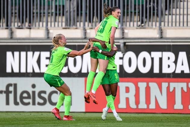 Soccer I Women I Season 2024 2025 I Bundesliga I Matchday 20 I VfL Wolfsburg TSG Hoffenheim I 28 04 2025 Goal celebration Lineth Beerensteyn 9, VfL Wolfsburg lets Jule Brand 29, VfL Wolfsburg cheer after she scores the goal to make it 2 1 and send VfL on their way to victory Wolfsburg AOK Stadion Niedersachsen Germany Copyright: xLobeca InesxHähnelx