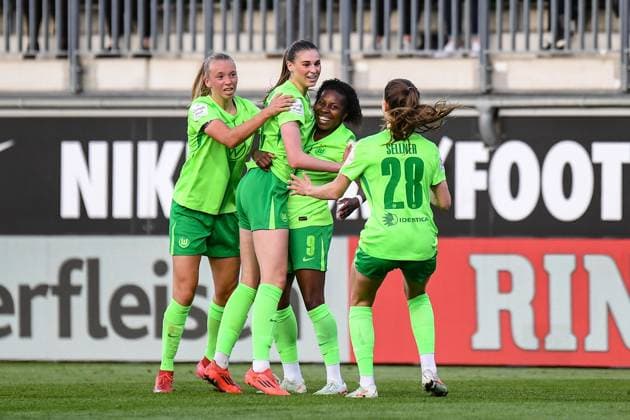 Soccer I Women I Season 2024 2025 I Bundesliga I 20 Matchday I VfL Wolfsburg TSG Hoffenheim I 28 04 2025 Goal celebration Ella Peddemors 5, VfL Wolfsburg , Goalscorer for 2 1 Jule Brand 29, VfL Wolfsburg , Lineth Beerensteyn 9, VfL Wolfsburg and Tabea Sellner 28, VfL Wolfsburg Wolfsburg AOK Stadium Lower Saxony Germany Copyright: xLobeca InesxHähnelx