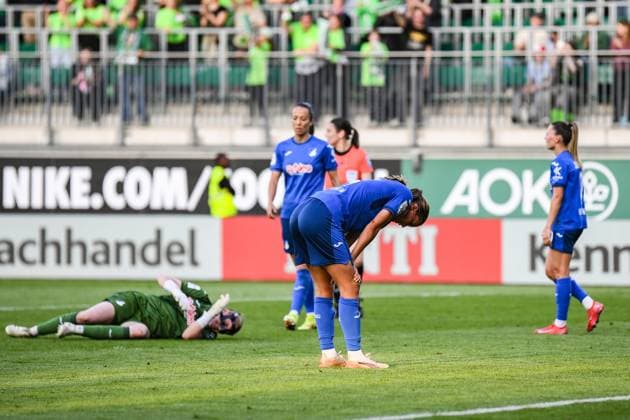 Soccer I Women I Season 2024 2025 I Bundesliga I Matchday 20 I VfL Wolfsburg TSG Hoffenheim I 28 04 2025 Sadness and horror among the Hoffenheim players after the 2 1 goal, Laura Johanna Dick 21, TSG Hoffenheim lies on the ground Wolfsburg AOK Stadion Niedersachsen Germany Copyright: xLobeca InesxHähnelx