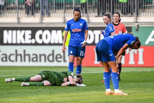 Soccer I Women I Season 2024 2025 I Bundesliga I Matchday 20 I VfL Wolfsburg TSG Hoffenheim I 28 04 2025 Sadness and horror among the Hoffenheim players after the 2 1 goal, Laura Johanna Dick 21, TSG Hoffenheim lies on the ground Wolfsburg AOK Stadion Niedersachsen Germany Copyright: xLobeca InesxHähnelx