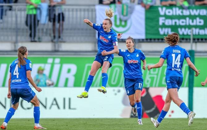 GER, Wolfsburg, Vfl Wolfsburg vs TSG Hoffenheim, Google Pixel Frauen Bundesliga, Fußball, DFB, Spielzeit 2024 2025, AOK Stadion, 20 Spieltag, im Bild Vanessa Diehm TSG Hoffenheim 32 scores the goal for 1 0 for Hoffenheim against Wolfsburg and cheers with the team DFB DFL REGULATIONS PROHIBIT ANY USE OF PHOTOGRAPHS AS IMAGE SEQUENCES AND OR QUASI VIDEO, 28 04 2025, Copyright: HMBxMedia HendrikxHamelau