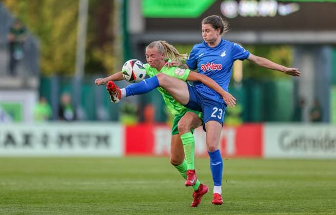 GER, Wolfsburg, Vfl Wolfsburg vs TSG Hoffenheim, Google Pixel Frauen Bundesliga, Fußball, DFB, Spielzeit 2024 2025, AOK Stadion, 20 Spieltag, im Bild v l Ella Peddemors VfL Wolfsburg 5 , Chiara Hahn TSG Hoffenheim 23 DFB DFL REGULATIONS PROHIBIT ANY USE OF PHOTOGRAPHS AS IMAGE SEQUENCES AND OR QUASI VIDEO, 28 04 2025, Copyright: HMBxMedia HendrikxHamelau