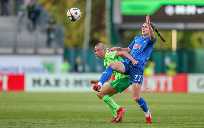 GER, Wolfsburg, Vfl Wolfsburg vs TSG Hoffenheim, Google Pixel Frauen Bundesliga, Fußball, DFB, Spielzeit 2024 2025, AOK Stadion, 20 Spieltag, im Bild v l Ella Peddemors VfL Wolfsburg 5 , Chiara Hahn TSG Hoffenheim 23 DFB DFL REGULATIONS PROHIBIT ANY USE OF PHOTOGRAPHS AS IMAGE SEQUENCES AND OR QUASI VIDEO, 28 04 2025, Copyright: HMBxMedia HendrikxHamelau