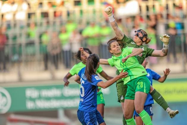 GER, Wolfsburg, Vfl Wolfsburg vs TSG Hoffenheim, Google Pixel Frauen Bundesliga, Fußball, DFB, Spielzeit 2024 2025, AOK Stadion, 20 Spieltag, im Bild Tabea Selnner VfL Wolfsburg 28 , Laura Dick TSG Hoffenheim 21 DFB DFL REGULATIONS PROHIBIT ANY USE OF PHOTOGRAPHS AS IMAGE SEQUENCES AND OR QUASI VIDEO, 28 04 2025, Copyright: HMBxMedia HendrikxHamelau
