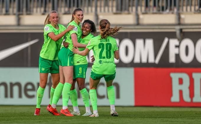 GER, Wolfsburg, Vfl Wolfsburg vs TSG Hoffenheim, Google Pixel Frauen Bundesliga, Soccer, DFB, Spielzeit 2024 2025, AOK Stadion, 20 Spieltag, im Bild Jule Brand Vfl Wolfsburg 29 erzielt das Tor zum 2 1, Torjubel DFB DFL REGULATIONS PROHIBIT ANY USE OF PHOTOGRAPHS AS IMAGE SEQUENCES AND OR QUASI VIDEO, 28 04 2025, Copyright: HMBxMedia HendrikxHamelau