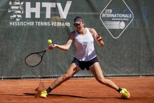28 04 2025, GER, Women, Wiesbaden Tennis Open 2 Round Qualification Singles Sapfo Sakellaridi GRE slides across the clay and takes a shot from Wiesbaden Nordenstadt T2 Sports Health Club Hessen Germany