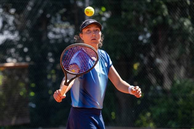 28 04 2025, GER, Women, Wiesbaden Tennis Open 2 Round Qualification Singles Leonie Kung SUI with racket and ball Wiesbaden Nordenstadt T2 Sports Health Club Hessen Germany