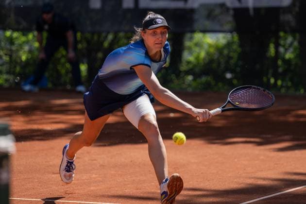 28 04 2025, GER, Women, Wiesbaden Tennis Open 2 Round Qualification Singles Leonie Kung SUI tries to play the ball Wiesbaden Nordenstadt T2 Sports Health Club Hessen Germany