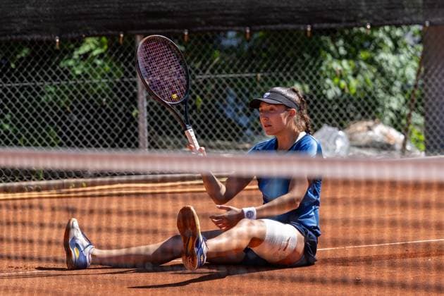 28 04 2025, GER, Women, Wiesbaden Tennis Open 2 Round Qualification Singles Leonie Kung SUI sits frustrated on the court Wiesbaden Nordenstadt T2 Sports Health Club Hessen Germany