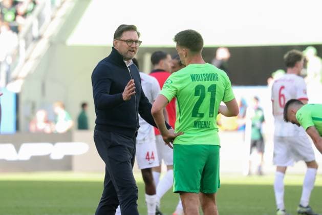 26 04 2025, xgox, Soccer 1 Bundesliga, VfL Wolfsburg SC Freiburg emspor, v l Ralph Hasenhuettl Hasenhüttl, Wolfsburg, coach , Joakim Maehle Wolfsburg, 21 disappointed, looks disappointed, disappointed DFL DFB REGULATIONS PROHIBIT ANY USE OF PHOTOGRAPHS as IMAGE SEQUENCES and or QUASI VIDEO Wolfsburg