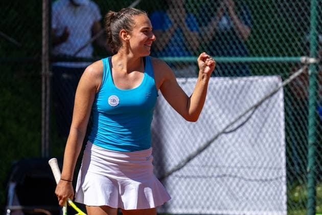 28 04 2025, GER, Women, Wiesbaden Tennis Open 2 Round Qualification Singles Victoria Pohle GER raises her fist after her match victory Wiesbaden Nordenstadt T2 Sports Health Club Hessen Germany