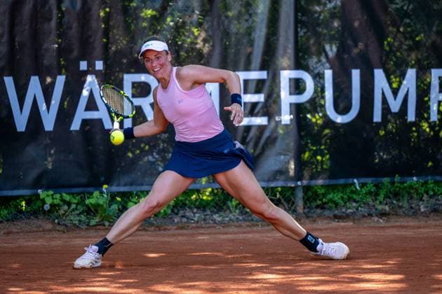 28 04 2025, GER, Women, Wiesbaden Tennis Open 2 Round Qualification Singles Stephanie Wagner GER gets out to play the ball Wiesbaden Nordenstadt T2 Sports Health Club Hessen Germany