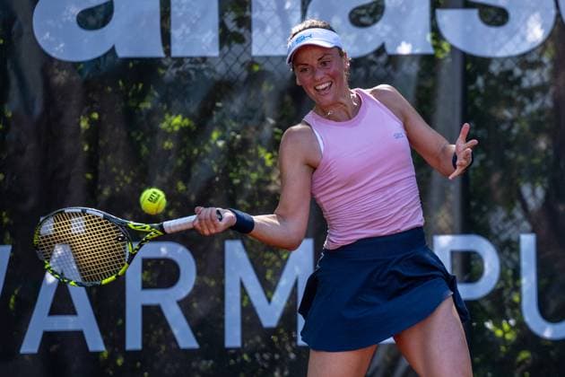 28 04 2025, GER, Women, Wiesbaden Tennis Open 2 Round Qualification Singles Stephanie Wagner GER gets out to play the ball Wiesbaden Nordenstadt T2 Sports Health Club Hessen Germany