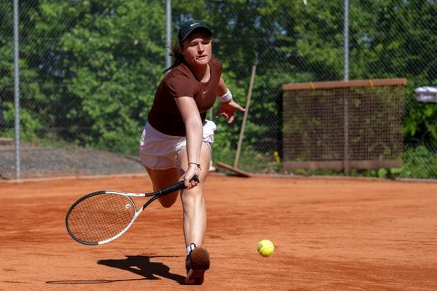 28 04 2025, GER, Women, Wiesbaden Tennis Open 2 Round Qualification Singles Pia Lovric SLO runs and tries to play the ball Wiesbaden Nordenstadt T2 Sports Health Club Hessen Germany