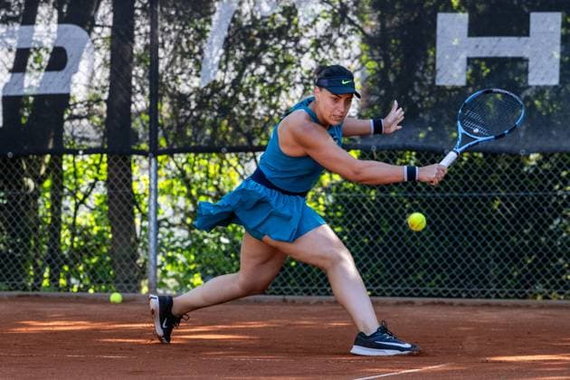 28 04 2025, GER, Women, Wiesbaden Tennis Open 2 Round Qualification Singles Ana Konjuh CRO slides across the clay and takes a shot from Wiesbaden Nordenstadt T2 Sports Health Club Hessen Germany