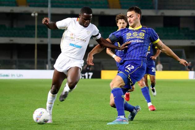 Cagliari s Zito Luvumbo Verona™s Diego Coppola In action during the Serie A enilive soccer match between Hellas Verona and Cagliari at the Marcantonio Bentegodi Stadium, north Est Italy - Monday, April 28, 2025. - Soccer  Copyright: xPaolaxGarbuio Lapressex