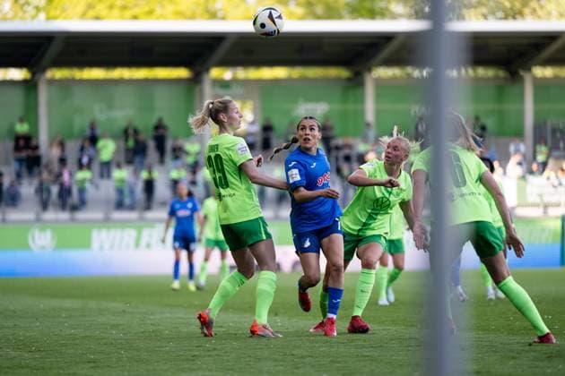 Ereleta Memeti TSG Hoffenheim, 07 in duel with Sarai Linder VfL Wolfsburg, 39 , Ella Peddemors VfL Wolfsburg, 05 , GER, VfL Wolfsburg vs TSG 1899 Hoffenheim, Football Google Pixel Womens Bundesliga, Matchday 20, Season 2024 2025, 28 04 2025 DFB regulations prohibit any use of photographs as image sequences and or quasi video GER, VfL Wolfsburg vs TSG 1899 Hoffenheim, Fußball Google Pixel Frauen Bundesliga, 20 Spieltag, Saison 2024 2025, 28 04 2025 Wolfsburg Copyright: xEibner-Pressefoto Memmlerx EP_MMR