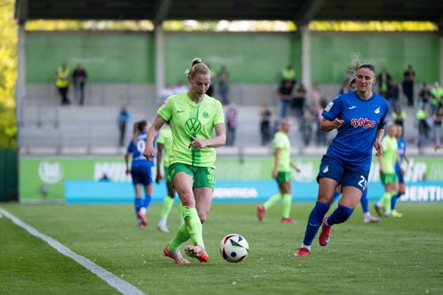 Sarai Linder VfL Wolfsburg, 39 in duel with Melissa Koessler TSG Hoffenheim, 25 , GER, VfL Wolfsburg vs TSG 1899 Hoffenheim, Football Google Pixel Womens Bundesliga, Matchday 20, Season 2024 2025, 28 04 2025 DFB regulations prohibit any use of photographs as image sequences and or quasi video GER, VfL Wolfsburg vs TSG 1899 Hoffenheim, Football Google Pixel Womens Bundesliga, Matchday 20, Season 2024 2025, 28 04 2025 Wolfsburg Copyright: xEibner-Pressefoto Memmlerx EP_MMR