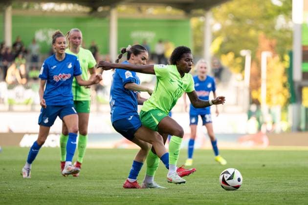 Lineth Beerensteyn VfL Wolfsburg, 09 in duel with Ereleta Memeti TSG Hoffenheim, 07 , GER, VfL Wolfsburg vs TSG 1899 Hoffenheim, Football Google Pixel Women Bundesliga, 20 Matchday, Season 2024 2025, 28 04 2025 DFB regulations prohibit any use of photographs as image sequences and or quasi video GER, VfL Wolfsburg vs TSG 1899 Hoffenheim, Football Google Pixel Women Bundesliga, 20 Matchday, Season 2024 2025, 28 04 2025 Wolfsburg Copyright: xEibner-Pressefoto Memmlerx EP_MMR