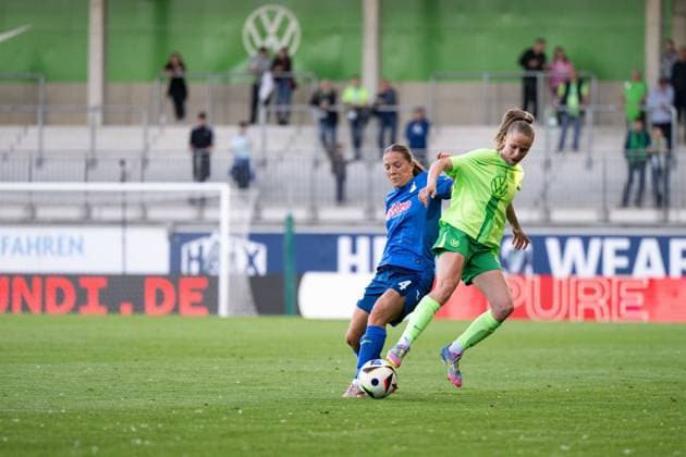 Lisann Kaut TSG Hoffenheim, 04 in duel with Vivien Endemann VfL Wolfsburg, 25 , GER, VfL Wolfsburg vs TSG 1899 Hoffenheim, Football Google Pixel Womens Bundesliga, 20 Matchday, Season 2024 2025, 28 04 2025 DFB regulations prohibit any use of photographs as image sequences and or quasi video GER, VfL Wolfsburg vs TSG 1899 Hoffenheim, Football Google Pixel Womens Bundesliga, 20 Matchday, Season 2024 2025, 28 04 2025 Wolfsburg Copyright: xEibner-Pressefoto Memmlerx EP_MMR