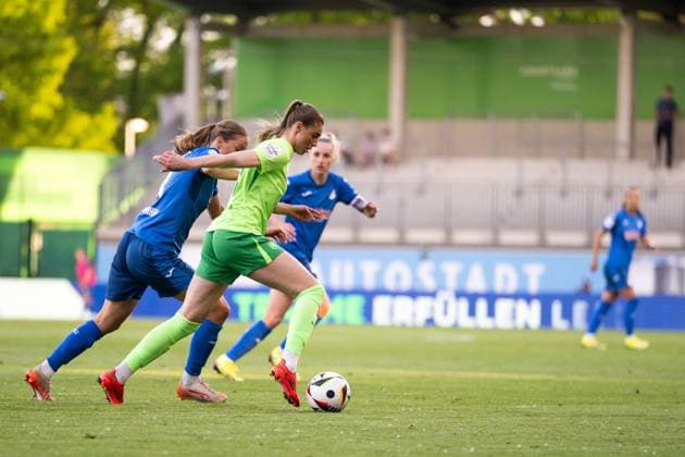 Jule Brand VfL Wolfsburg, 29 in duel with Lisann Kaut TSG Hoffenheim, 04 , GER, VfL Wolfsburg vs TSG 1899 Hoffenheim, Fußball Google Pixel Frauen Bundesliga, 20 Spieltag, Saison 2024 2025, 28 04 2025 DFB regulations prohibit any use of photographs as image sequences and or quasi video GER, VfL Wolfsburg vs TSG 1899 Hoffenheim, Fussball Google Pixel Frauen Bundesliga, 20 Spieltag, Saison 2024 2025, 28 04 2025 Wolfsburg Copyright: xEibner-Pressefoto Memmlerx EP_MMR
