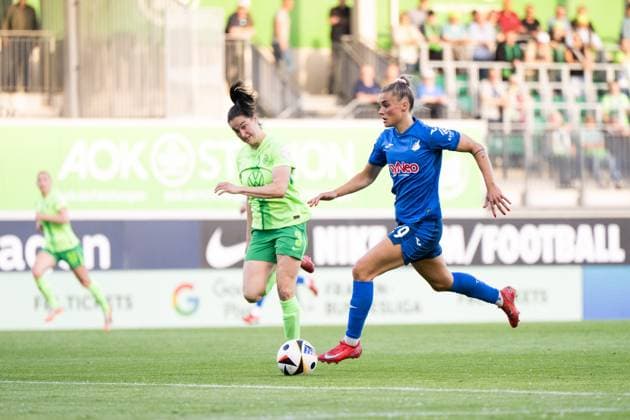 Selina Cerci TSG Hoffenheim, 29 on the ball, behind her Caitlin Dijkstra VfL Wolfsburg, 03 , GER, VfL Wolfsburg vs TSG 1899 Hoffenheim, Football Google Pixel Frauen Bundesliga, 20 Spieltag, Saison 2024 2025, 28 04 2025 DFB regulations prohibit any use of photographs as image sequences and or quasi video GER, VfL Wolfsburg vs TSG 1899 Hoffenheim, Football Google Pixel Frauen Bundesliga, 20 Spieltag, Saison 2024 2025, 28 04 2025 Wolfsburg Copyright: xEibner-Pressefoto Memmlerx EP_MMR