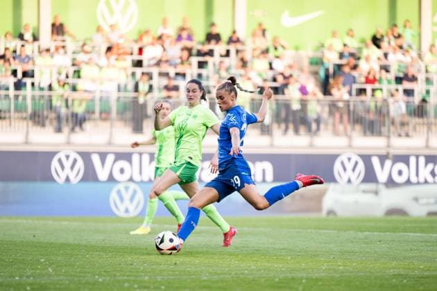 Selina Cerci TSG Hoffenheim, 29 on the ball, behind her Caitlin Dijkstra VfL Wolfsburg, 03 , GER, VfL Wolfsburg vs TSG 1899 Hoffenheim, Football Google Pixel Frauen Bundesliga, 20 Spieltag, Saison 2024 2025, 28 04 2025 DFB regulations prohibit any use of photographs as image sequences and or quasi video GER, VfL Wolfsburg vs TSG 1899 Hoffenheim, Football Google Pixel Frauen Bundesliga, 20 Spieltag, Saison 2024 2025, 28 04 2025 Wolfsburg Copyright: xEibner-Pressefoto Memmlerx EP_MMR
