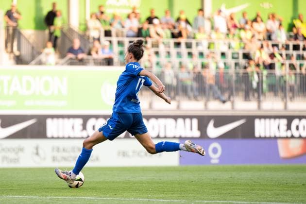 Franziska Harsch TSG Hoffenheim, 17 on the ball misses the goal chance, GER, VfL Wolfsburg vs TSG 1899 Hoffenheim, Football Google Pixel Women Bundesliga, 20 Matchday, Season 2024 2025, 28 04 2025 DFB regulations prohibit any use of photographs as image sequences and or quasi video GER, VfL Wolfsburg vs TSG 1899 Hoffenheim, Football Google Pixel Women Bundesliga, 20 Matchday, Season 2024 2025, 28 04 2025 Wolfsburg Copyright: xEibner-Pressefoto Memmlerx EP_MMR