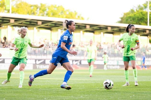 Julia Hickelsberger TSG Hoffenheim, 18 on the ball, behind her Justine Kielland VfL Wolfsburg, 18 , Maria Joelle Wedemeyer VfL Wolfsburg, 24 , GER, VfL Wolfsburg vs TSG 1899 Hoffenheim, Football Google Pixel Womens Bundesliga, Matchday 20, Saison 2024 2025, 28 04 2025 DFB regulations prohibit any use of photographs as image sequences and or quasi video GER, VfL Wolfsburg vs TSG 1899 Hoffenheim, Fußball Google Pixel Frauen Bundesliga, 20 Spieltag, Saison 2024 2025, 28 04 2025 Wolfsburg Copyright: xEibner-Pressefoto Memmlerx EP_MMR