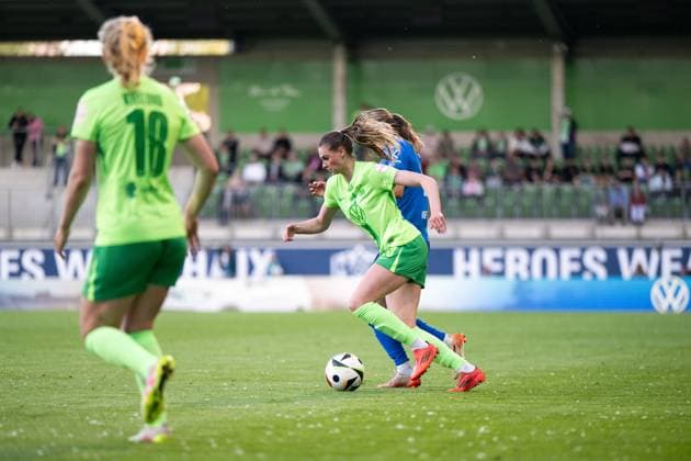 Jule Brand VfL Wolfsburg, 29 in duel with Lisann Kaut TSG Hoffenheim, 04 , in front Justine Kielland VfL Wolfsburg, 18 , GER, VfL Wolfsburg vs TSG 1899 Hoffenheim, Football Google Pixel Womens Bundesliga, Matchday 20, Season 2024 2025, 28 04 2025 DFB regulations prohibit any use of photographs as image sequences and or quasi video GER, VfL Wolfsburg vs TSG 1899 Hoffenheim, Fußball Google Pixel Frauen Bundesliga, 20 Spieltag, Saison 2024 2025, 28 04 2025 Wolfsburg Copyright: xEibner-Pressefoto Memmlerx EP_MMR