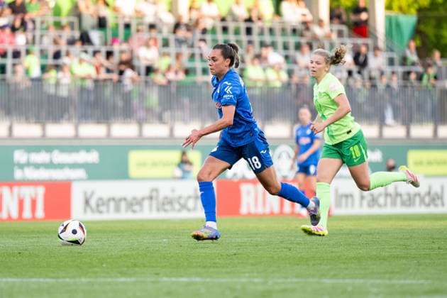 Julia Hickelsberger TSG Hoffenheim, 18 on the ball, behind her Justine Kielland VfL Wolfsburg, 18 , GER, VfL Wolfsburg vs TSG 1899 Hoffenheim, Football Google Pixel Frauen Bundesliga, 20 Spieltag, Saison 2024 2025, 28 04 2025 DFB regulations prohibit any use of photographs as image sequences and or quasi video GER, VfL Wolfsburg vs TSG 1899 Hoffenheim, Football Google Pixel Frauen Bundesliga, 20 Spieltag, Saison 2024 2025, 28 04 2025 Wolfsburg Copyright: xEibner-Pressefoto Memmlerx EP_MMR