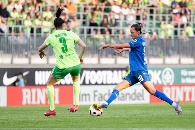 Julia Hickelsberger TSG Hoffenheim, 18 in duel with Caitlin Dijkstra VfL Wolfsburg, 03 , GER, VfL Wolfsburg vs TSG 1899 Hoffenheim, Football Google Pixel Womens Bundesliga, 20 Matchday, Season 2024 2025, 28 04 2025 DFB regulations prohibit any use of photographs as image sequences and or quasi video GER, VfL Wolfsburg vs TSG 1899 Hoffenheim, Football Google Pixel Womens Bundesliga, 20 Matchday, Season 2024 2025, 28 04 2025 Wolfsburg Copyright: xEibner-Pressefoto Memmlerx EP_MMR