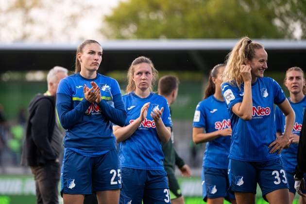 Melissa Koessler TSG Hoffenheim, 25 , Jana Feldkamp TSG Hoffenheim, 31 , Fabienne Dongus TSG Hoffenheim, 33 are disappointed about the defeat, GER, VfL Wolfsburg vs TSG 1899 Hoffenheim, Football Google Pixel Womens Bundesliga, 20 Matchday, Saison 2024 2025, 28 04 2025 DFB regulations prohibit any use of photographs as image sequences and or quasi video GER, VfL Wolfsburg vs TSG 1899 Hoffenheim, Fußball Google Pixel Frauen Bundesliga, 20 Spieltag, Saison 2024 2025, 28 04 2025 Wolfsburg Copyright: xEibner-Pressefoto Memmlerx EP_MMR