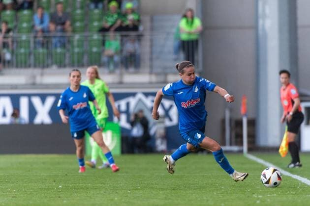 Dominika Grabowska TSG Hoffenheim, 16 on the ball, GER, VfL Wolfsburg vs TSG 1899 Hoffenheim, Football Google Pixel Women Bundesliga, 20 Matchday, Season 2024 2025, 28 04 2025 DFB regulations prohibit any use of photographs as image sequences and or quasi video GER, VfL Wolfsburg vs TSG 1899 Hoffenheim, Football Google Pixel Women Bundesliga, 20 Matchday, Season 2024 2025, 28 04 2025 Wolfsburg Copyright: xEibner-Pressefoto Memmlerx EP_MMR