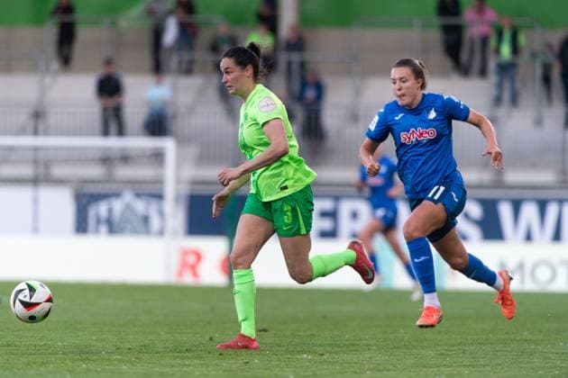 Caitlin Dijkstra VfL Wolfsburg, 03 on the ball in front of Mara Alber TSG Hoffenheim, 11 , GER, VfL Wolfsburg vs TSG 1899 Hoffenheim, Football Google Pixel Women Bundesliga, 20 Matchday, Season 2024 2025, 28 04 2025 DFB regulations prohibit any use of photographs as image sequences and or quasi video GER, VfL Wolfsburg vs TSG 1899 Hoffenheim, Football Google Pixel Women Bundesliga, 20 Matchday, Season 2024 2025, 28 04 2025 Wolfsburg Copyright: xEibner-Pressefoto Memmlerx EP_MMR