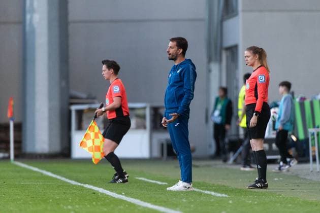 Theodoros Dedes TSG Hoffenheim, Trainer , GER, VfL Wolfsburg vs TSG 1899 Hoffenheim, Football Google Pixel Frauen Bundesliga, 20 Spieltag, Saison 2024 2025, 28 04 2025 DFB regulations prohibit any use of photographs as image sequences and or quasi video GER, VfL Wolfsburg vs TSG 1899 Hoffenheim, Football Google Pixel Frauen Bundesliga, 20 Spieltag, Saison 2024 2025, 28 04 2025 Wolfsburg Copyright: xEibner-Pressefoto Memmlerx EP_MMR