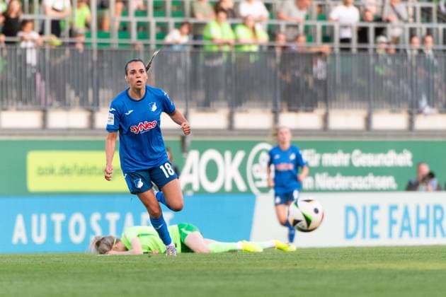 Julia Hickelsberger TSG Hoffenheim, 18 on the ball, GER, VfL Wolfsburg vs TSG 1899 Hoffenheim, Football Google Pixel Women Bundesliga, 20 Matchday, Season 2024 2025, 28 04 2025 DFB regulations prohibit any use of photographs as image sequences and or quasi video GER, VfL Wolfsburg vs TSG 1899 Hoffenheim, Football Google Pixel Women Bundesliga, 20 Matchday, Season 2024 2025, 28 04 2025 Wolfsburg Copyright: xEibner-Pressefoto Memmlerx EP_MMR