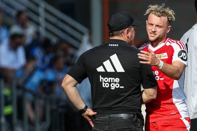 1 Bundesliga VfL Bochum 1 FC Union Berlin on 27 04 2025 at Vonovia Ruhrstadion in Bochum Coach Steffen Baumgart Union Berlin claps with Benedict Hollerbach Union Berlin 16 at the substitution MH