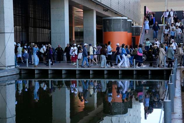 April 28, 2025, Madrid, Madrid, Spain: People waiting for information about the tennis matches cancelled due to the nationwide power-cut that has hit Spain on Monday 28 April during the during the Mutua Madrid Open 2025, ATP, Tennis Herren Masters 1000 and WTA, Tennis Damen 1000 tennis tournament, celebrated at Caja Magica on April 28, 2025 in Madrid, Spain. Madrid Spain - ZUMAOpen 20250428_zaa_a181_091 Copyright: xOscarxJ.xBarrosox