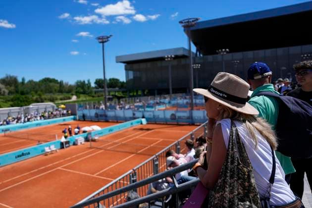 Sport Bilder des Tages April 28, 2025, Madrid, Madrid, Spain: People waiting for information about the tennis matches cancelled due to the nationwide power-cut that has hit Spain on Monday 28 April during the during the Mutua Madrid Open 2025, ATP, Tennis Herren Masters 1000 and WTA, Tennis Damen 1000 tennis tournament, celebrated at Caja Magica on April 28, 2025 in Madrid, Spain. Madrid Spain - ZUMAOpen 20250428_zaa_a181_092 Copyright: xOscarxJ.xBarrosox