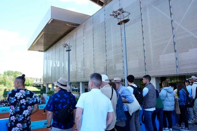 April 28, 2025, Madrid, Madrid, Spain: People waiting for information about the tennis matches cancelled due to the nationwide power-cut that has hit Spain on Monday 28 April during the during the Mutua Madrid Open 2025, ATP, Tennis Herren Masters 1000 and WTA, Tennis Damen 1000 tennis tournament, celebrated at Caja Magica on April 28, 2025 in Madrid, Spain. Madrid Spain - ZUMAOpen 20250428_zaa_a181_093 Copyright: xOscarxJ.xBarrosox