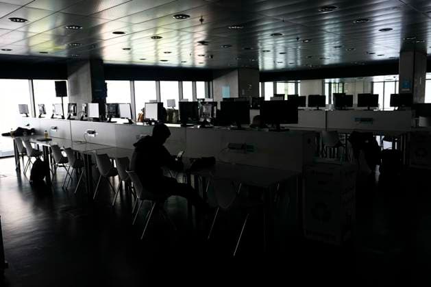 April 28, 2025, Madrid, Madrid, Spain: Press room empty due to the nationwide power-cut that has hit Spain on Monday 28 April during the during the Mutua Madrid Open 2025, ATP, Tennis Herren Masters 1000 and WTA, Tennis Damen 1000 tennis tournament, celebrated at Caja Magica on April 28, 2025 in Madrid, Spain. Madrid Spain - ZUMAOpen 20250428_zaa_a181_087 Copyright: xOscarxJ.xBarrosox